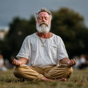 Група людей похилого віку займається йогою в залі